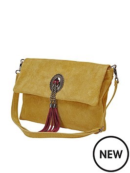 What colour shoes and bag