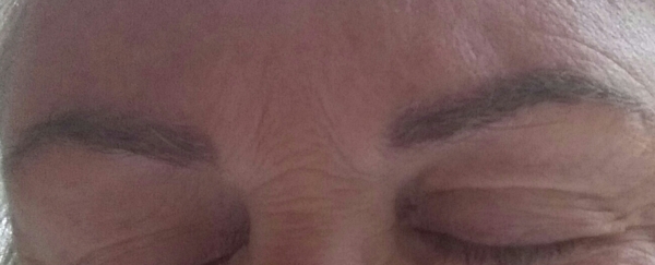 Microblading eyebrows