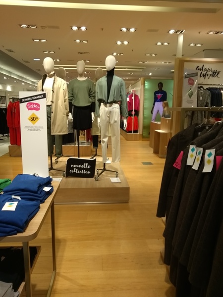 Les Parisiennes de Mamansnet: Blue Stockings are Back in Fashion