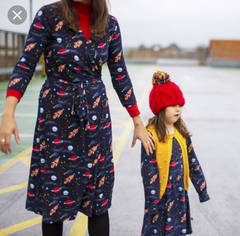 To dress young daughters the same