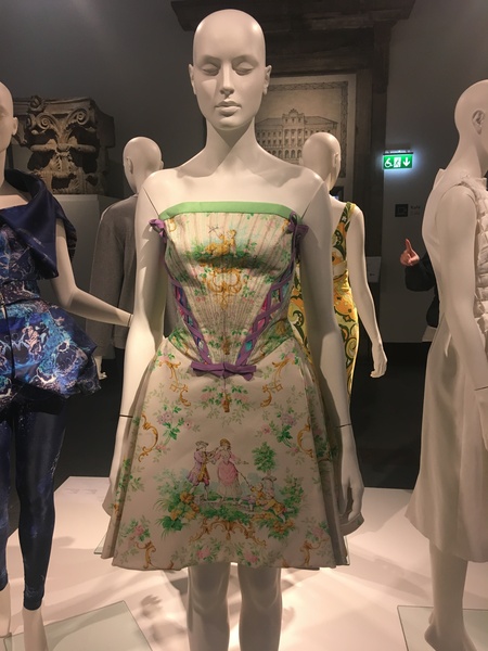 Les Parisiennes de Mamansnet: Blue Stockings are Back in Fashion