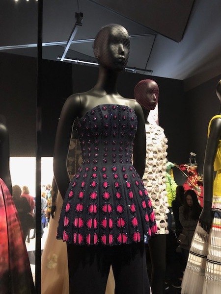 Les Parisiennes des Mamansnet: See life in pink, but do not wear it!