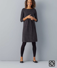 Is it acceptable to wear leggings under a dress?