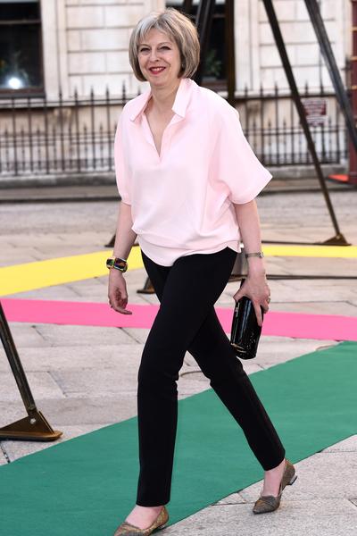 That semi-tucked in t-shirt thing that fashionable women do