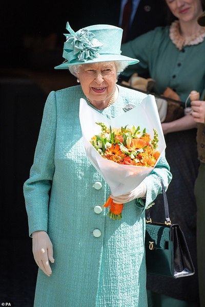 Royal style & gossip: down with fleeces and double-breasted suits!