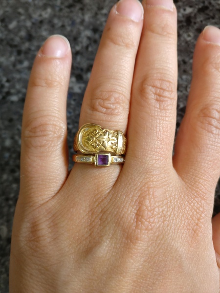 Please show me your wedding rings