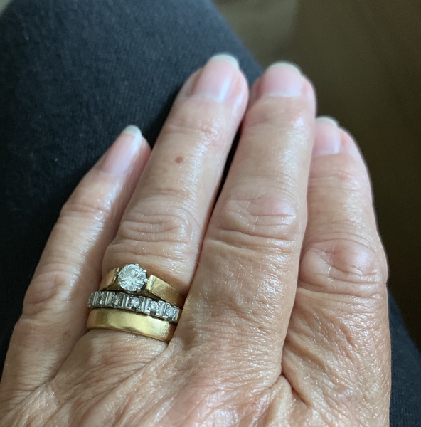 Please show me your wedding rings