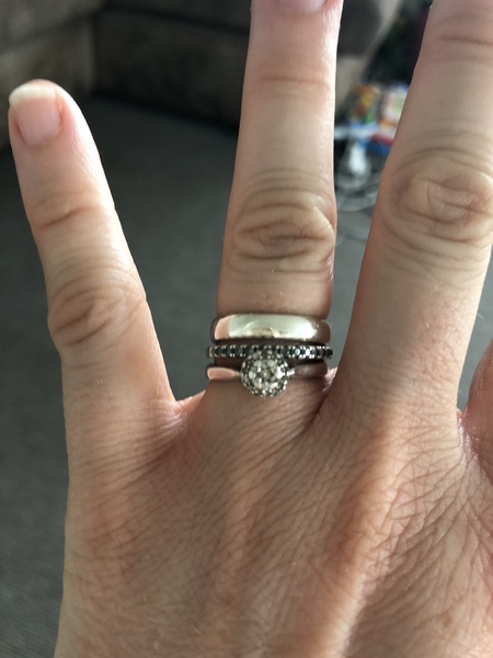 Please show me your wedding rings