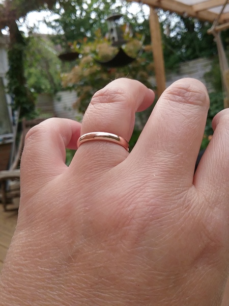 Please show me your wedding rings