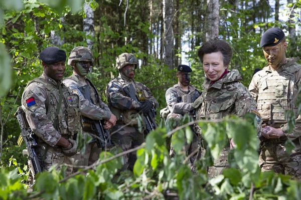 Royal style & gossip: down with fleeces and double-breasted suits!