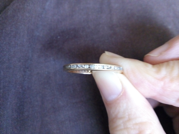 Please show me your wedding rings