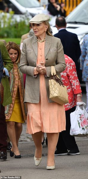 Royal style & gossip: summer is coming, tiaras better be too!