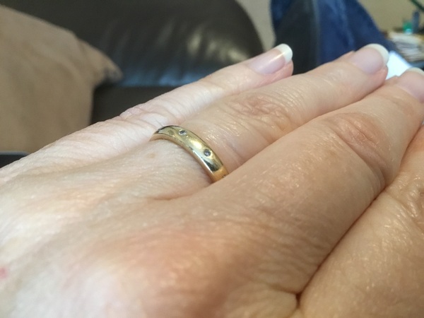 Please show me your wedding rings