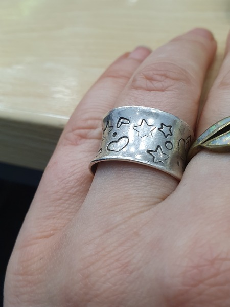 Please show me your wedding rings