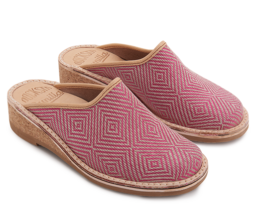 You're all going to hate these sandals: would you kindly help me find them please?