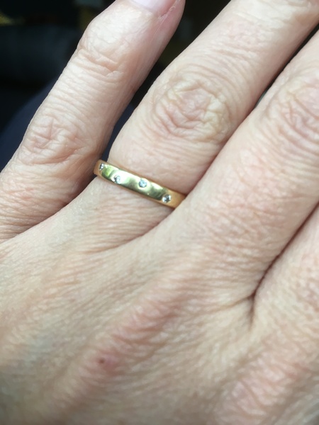 Please show me your wedding rings