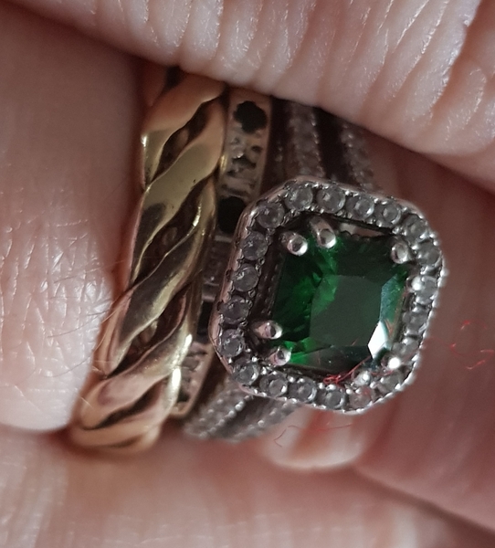 Please show me your wedding rings