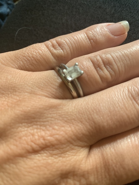 Please show me your wedding rings