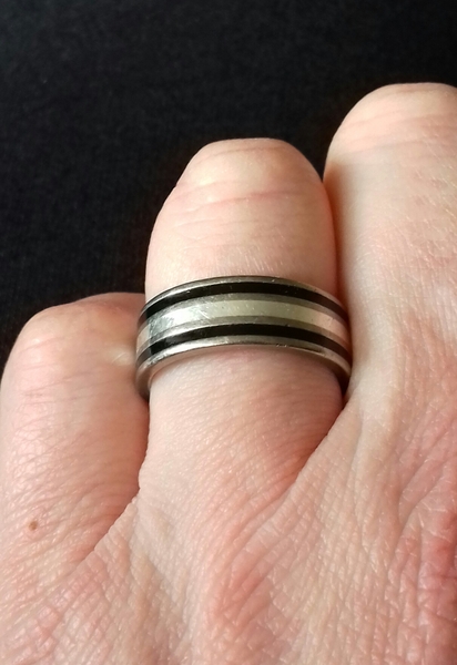 Please show me your wedding rings