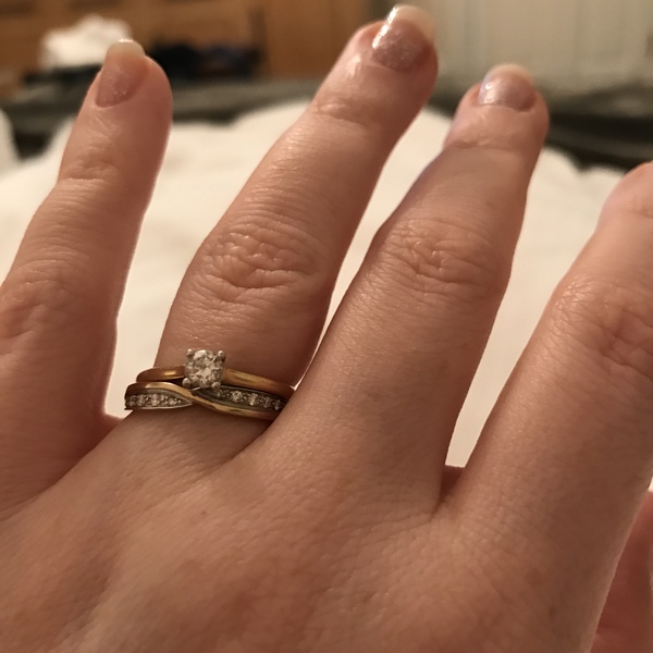 Please show me your wedding rings