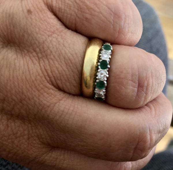 Please show me your wedding rings