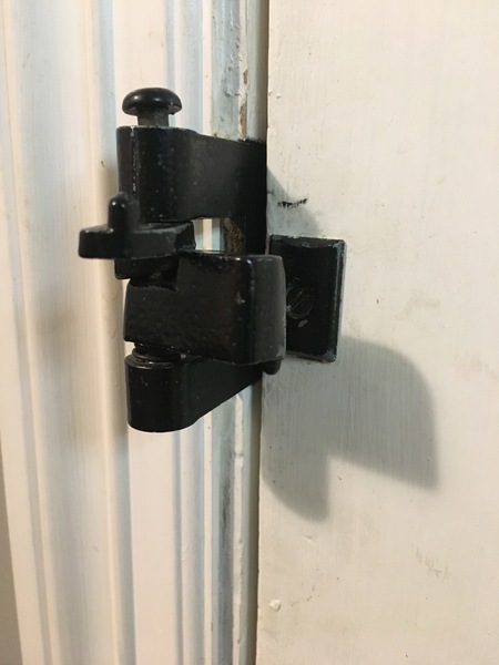 How to operate this latch? Night time in new Airbnb and can’t lock door!