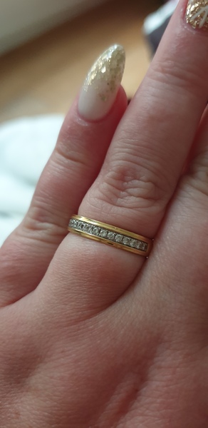 Please show me your wedding rings