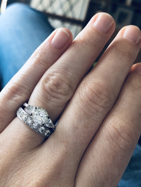 Please show me your wedding rings