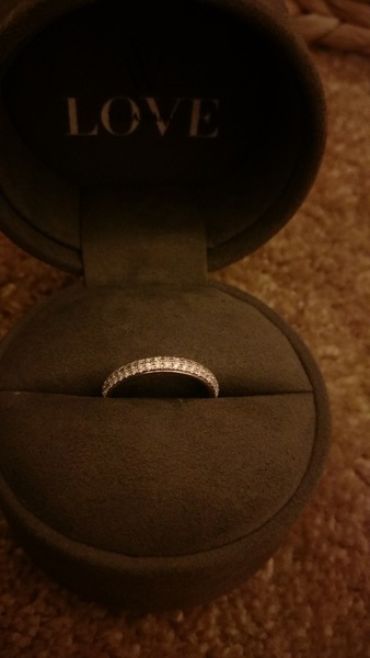 Please show me your wedding rings