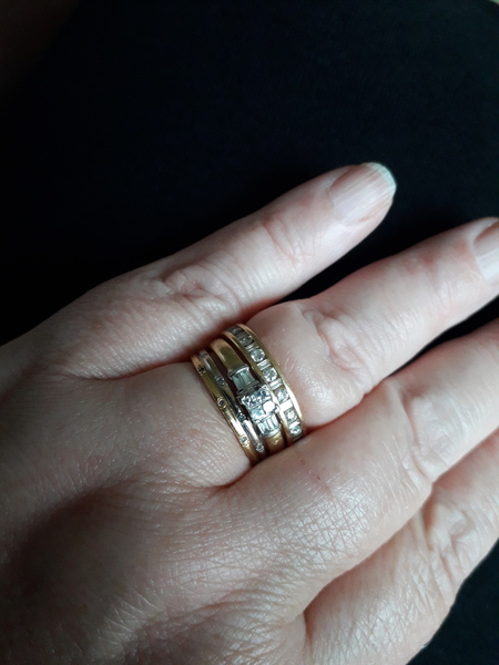 Please show me your wedding rings