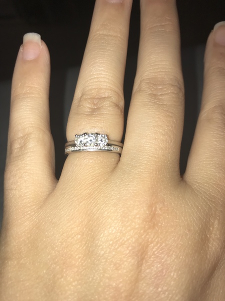 Please show me your wedding rings