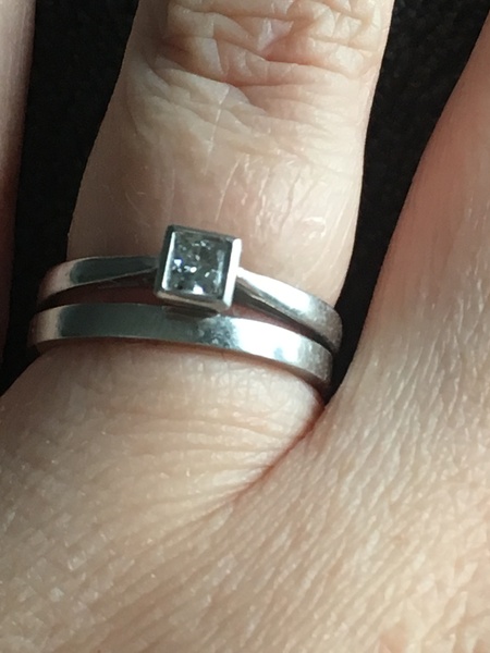 Please show me your wedding rings