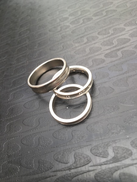 Please show me your wedding rings