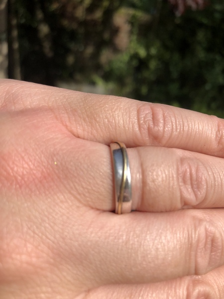 Please show me your wedding rings