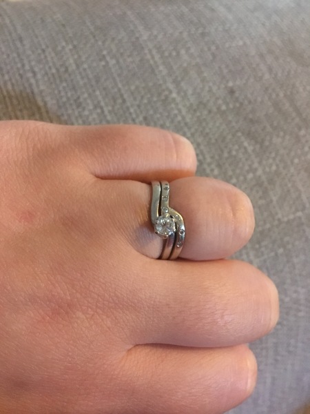 Please show me your wedding rings