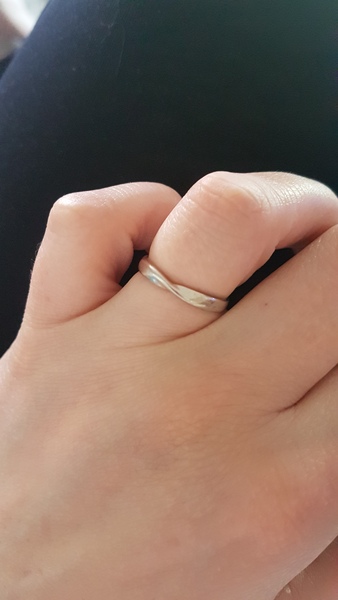 Please show me your wedding rings