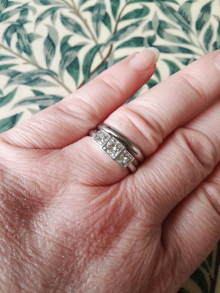 Please show me your wedding rings