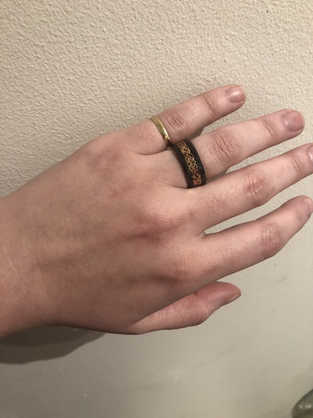 Please show me your wedding rings