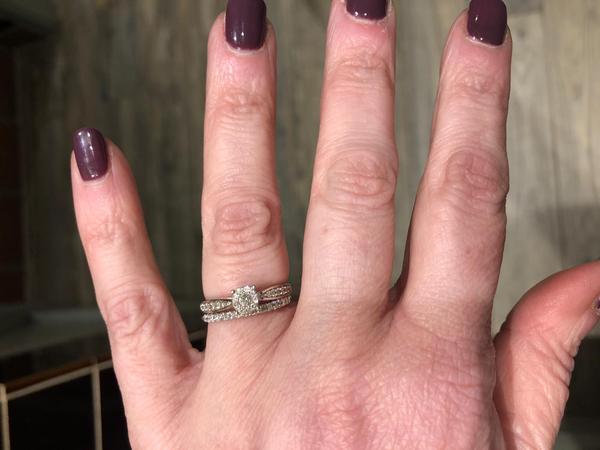 Please show me your wedding rings