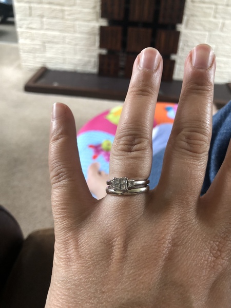 Please show me your wedding rings