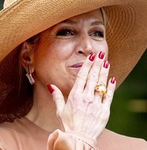 Royal style & gossip: summer is coming, tiaras better be too!