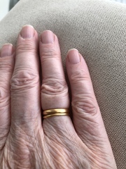 Please show me your wedding rings