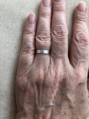 Please show me your wedding rings