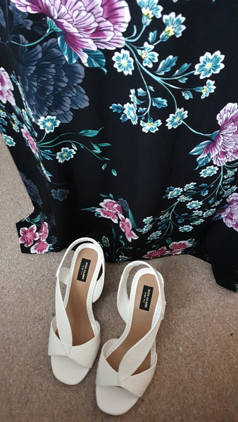 Do these shoes go with this dress?