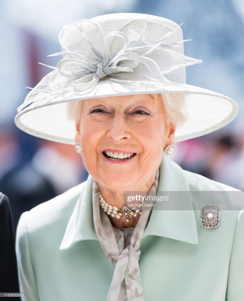 Royal style & gossip: down with fleeces and double-breasted suits!