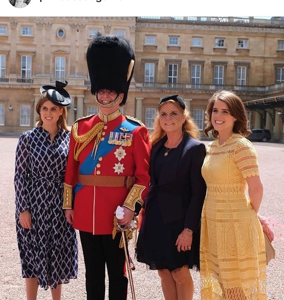 Royal style & gossip: down with fleeces and double-breasted suits!