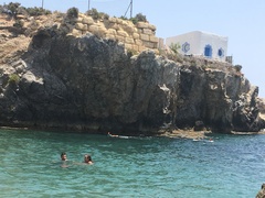 Hushistas drinking gin and planning their holidays