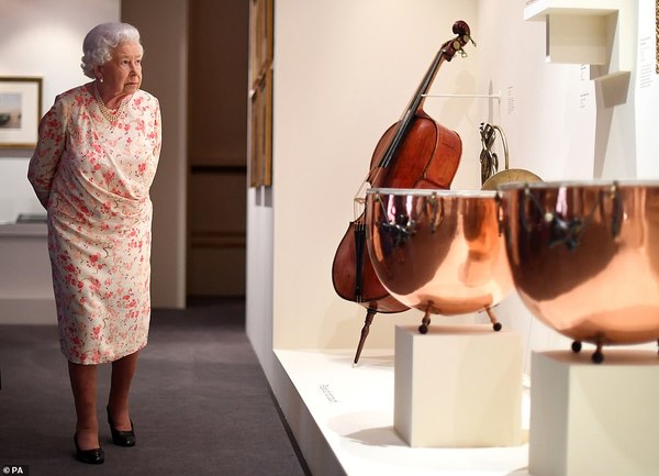 Royal style and gossip: photo calls and tennis balls
