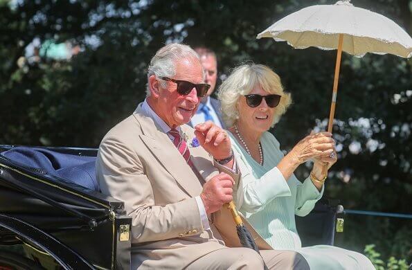 Royal style and gossip: From foundation to Foundations...