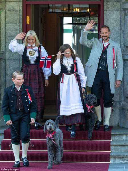 Royal style and gossip: photo calls and tennis balls